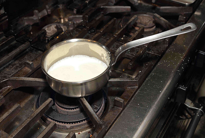 フライパンで生クリームを煮詰める。