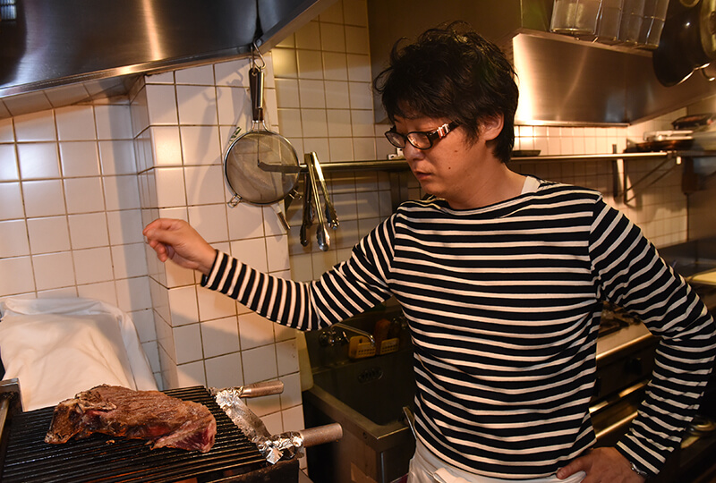 短角和牛を調理するCARNEYAの高山さん