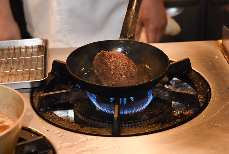 フライパンで焼き目をつける秋川牛