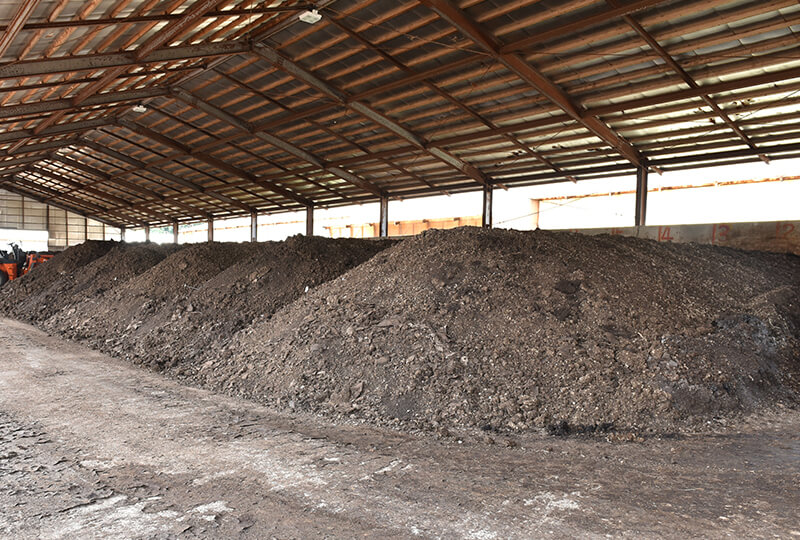 倉持産業の鶏舎から回収した鶏糞