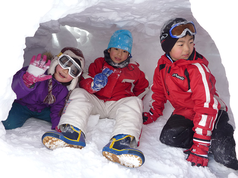 雪遊びする子ども