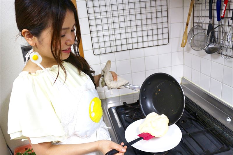 お皿に移しながら半分に折る