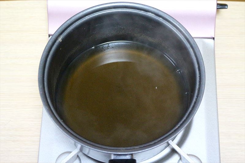 たまご以外の材料を入れた鍋