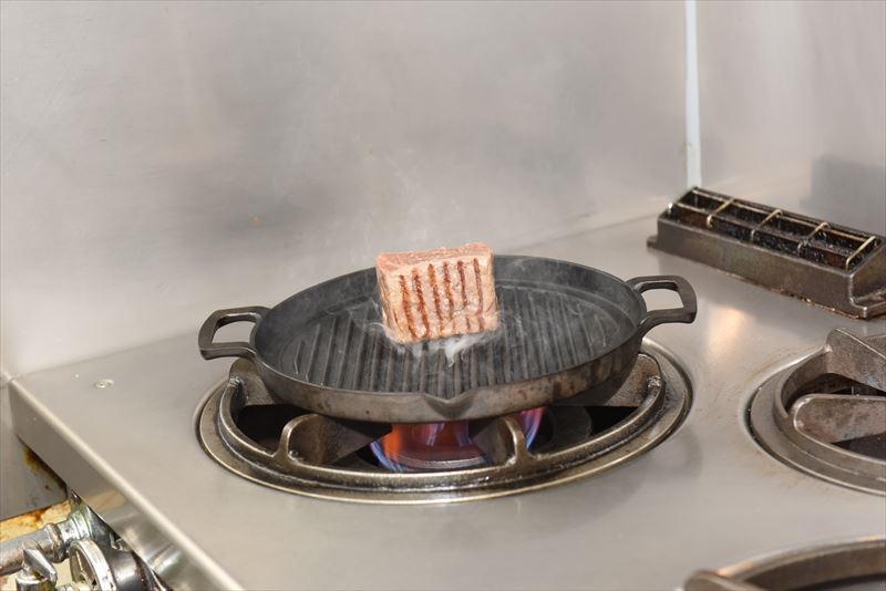 焼いてる福島産黒毛和牛