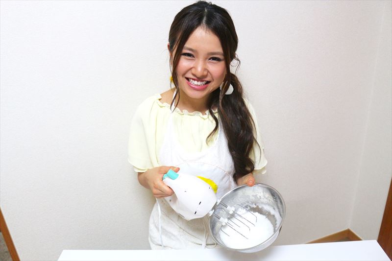 卵白とお酢を泡立てる
