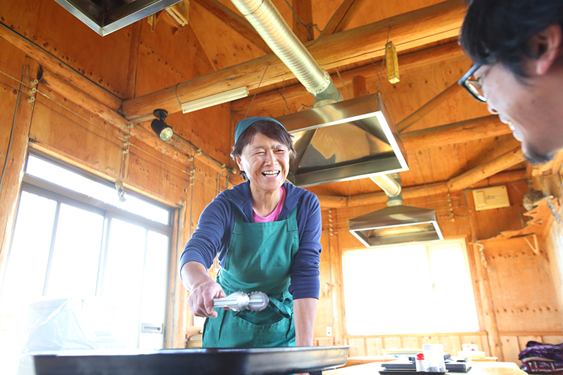 短角牛を焼く秀子さん