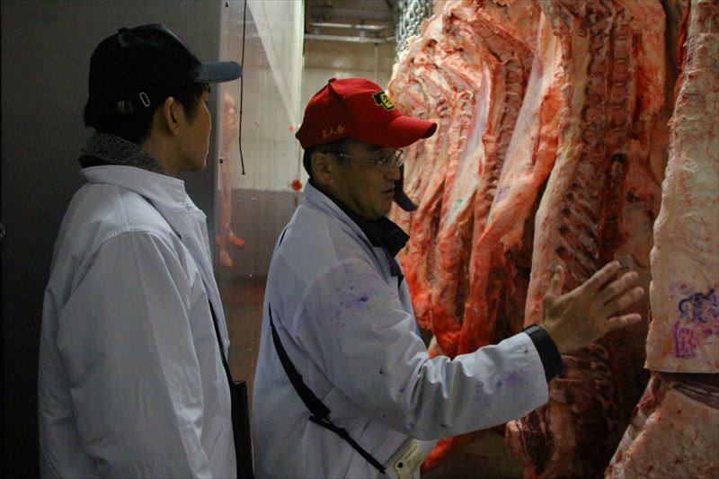 枝肉講習会の肉を観察する様子