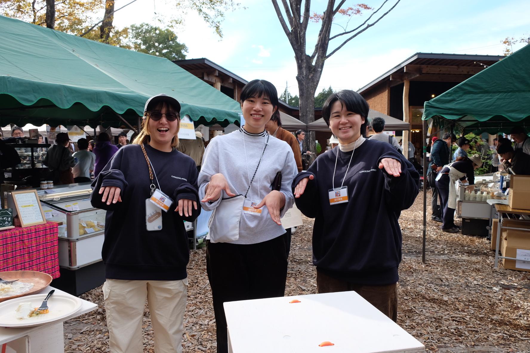 祭典を運営するボランティアの様子