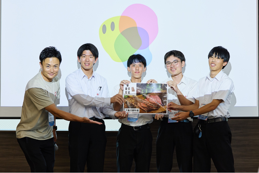 三重加藤牧場(和牛)の加藤勝三さんから贈られたのは、「我々がメーカーから聞いて“高いシステムやな”とか思っていたようなAI技術のアプリを、軽々と自分たちで開発してしまった」神奈川県立中央農業高校