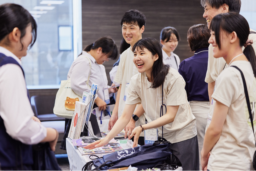 家畜改良事業団さんのブースはかわいいノベルティと皆さんの笑顔が印象的