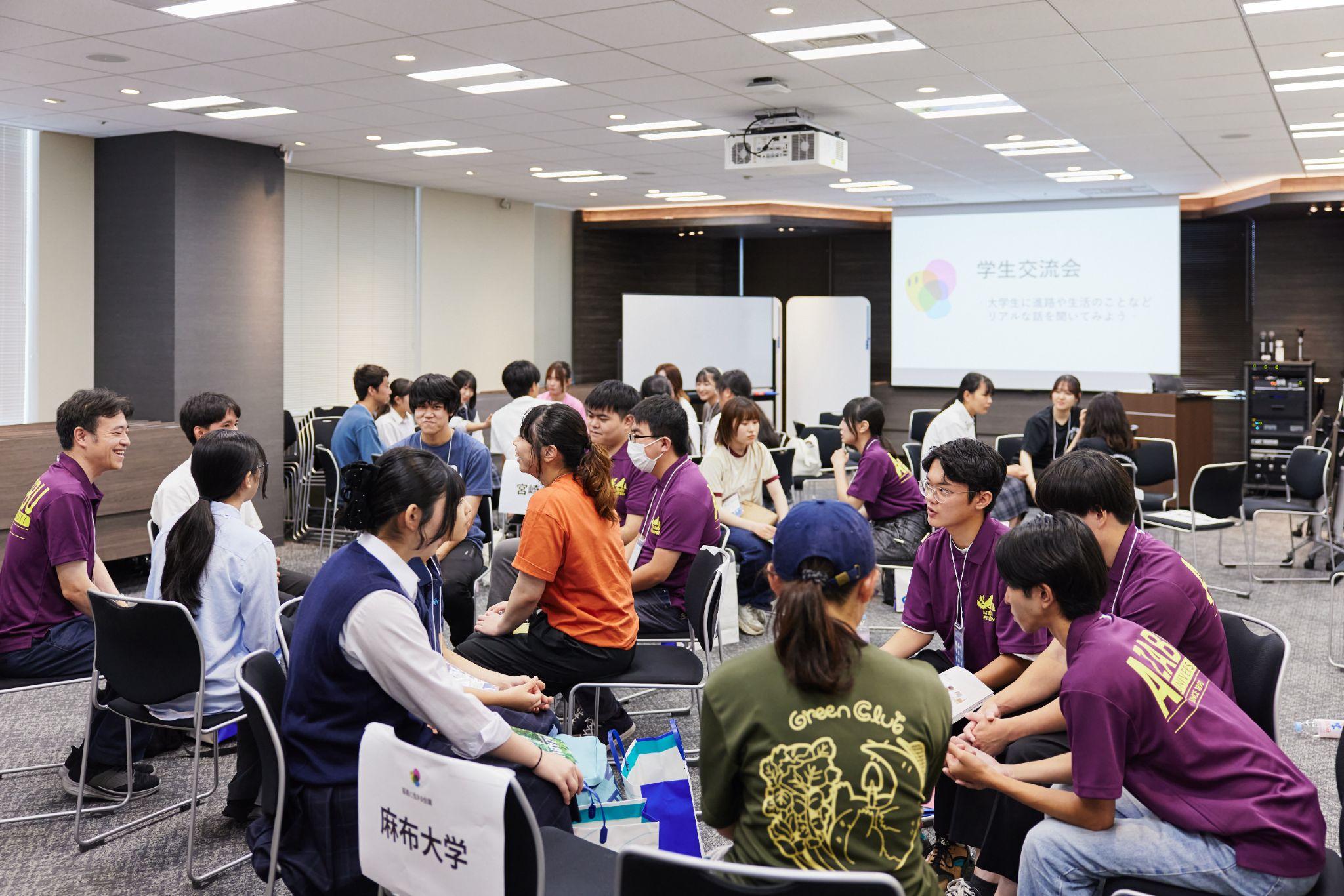 大学生が高校生たちの質問に答える交流プログラムで、自主的に母校・麻布大学の座席に混ざり、後輩と一緒に話してくださる長谷川さん。 業界への愛に溢れています!